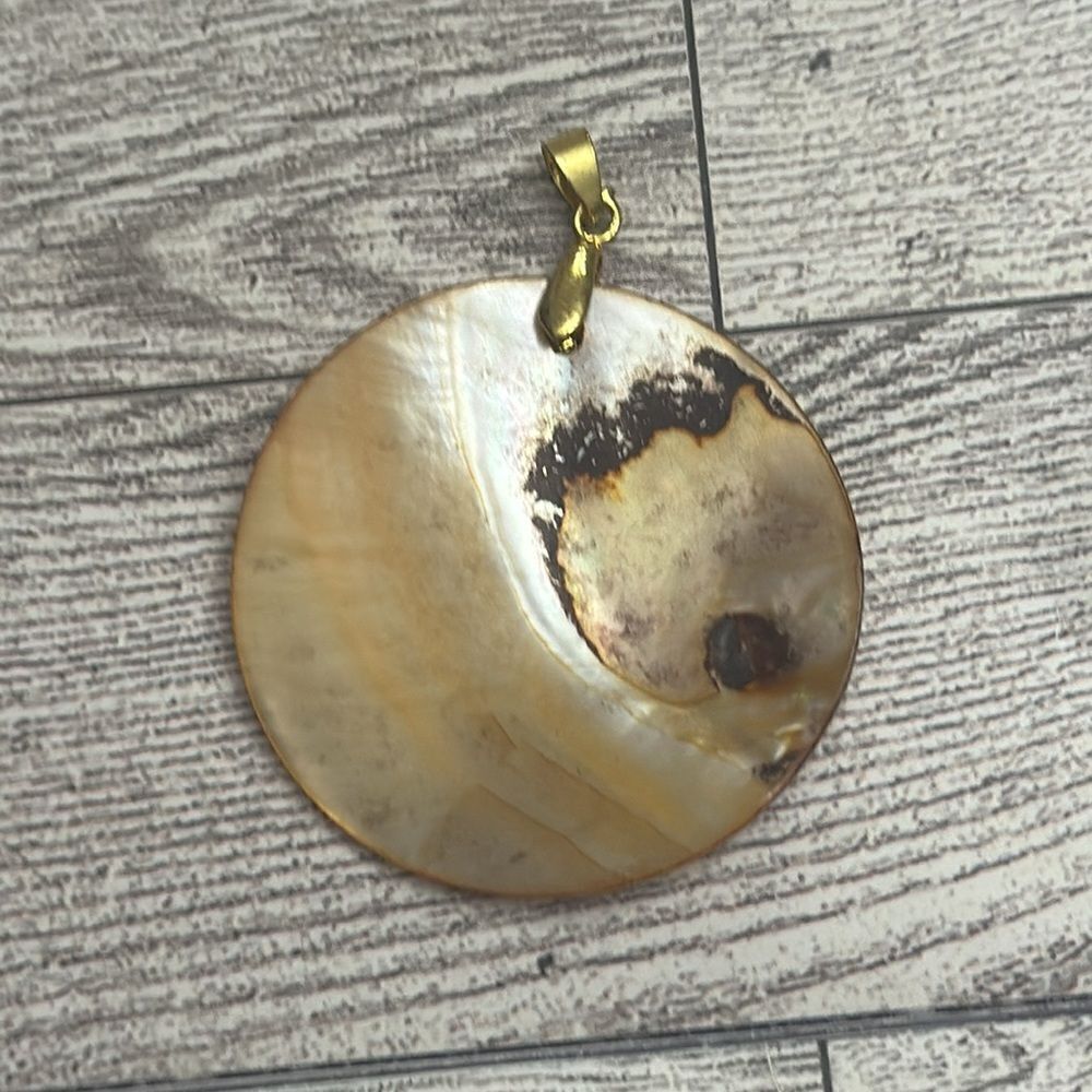 Shell Round Cut Pendant - Picture 4 of 4